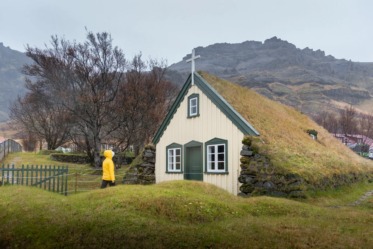 petite église blanche avec toit de gazon