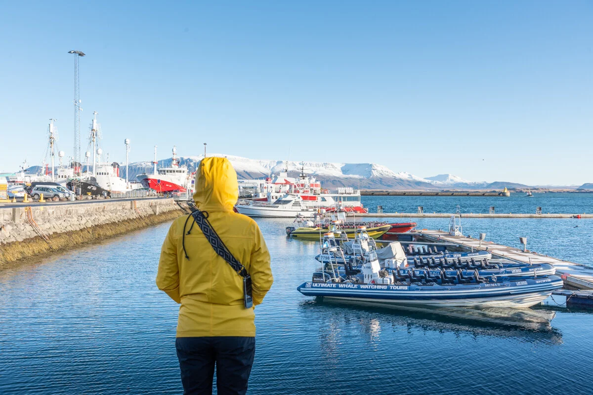 une personne en ciré jaune près de l'embarcadère du port