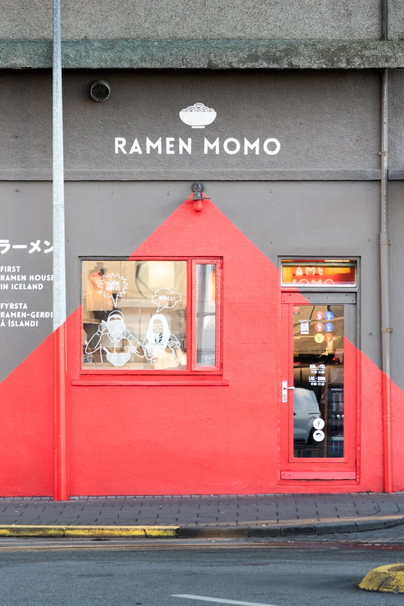 façade du restaurant de ramen Momo, avec façade rouge