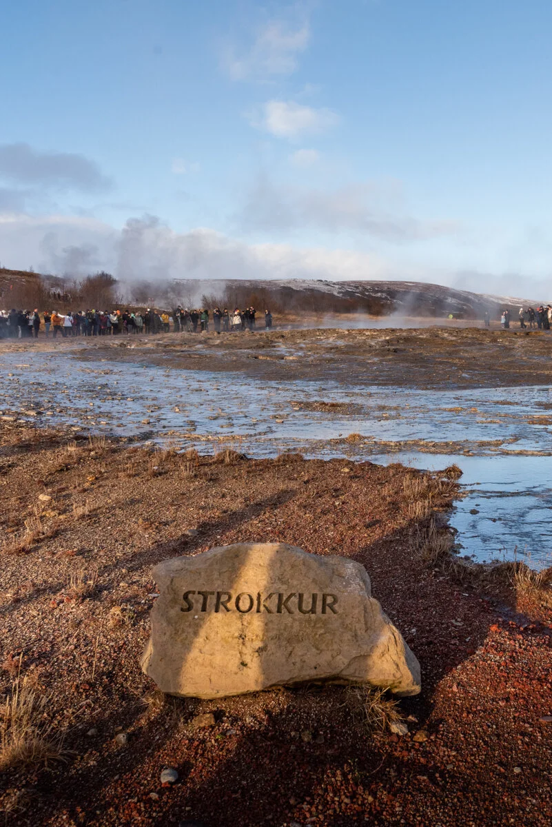 pierre gravée du nom "Strokkur" posée sur le sol