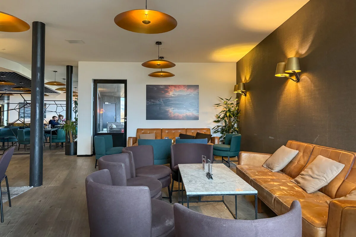 un lobby moderne avec canapé gris et table basse ronde