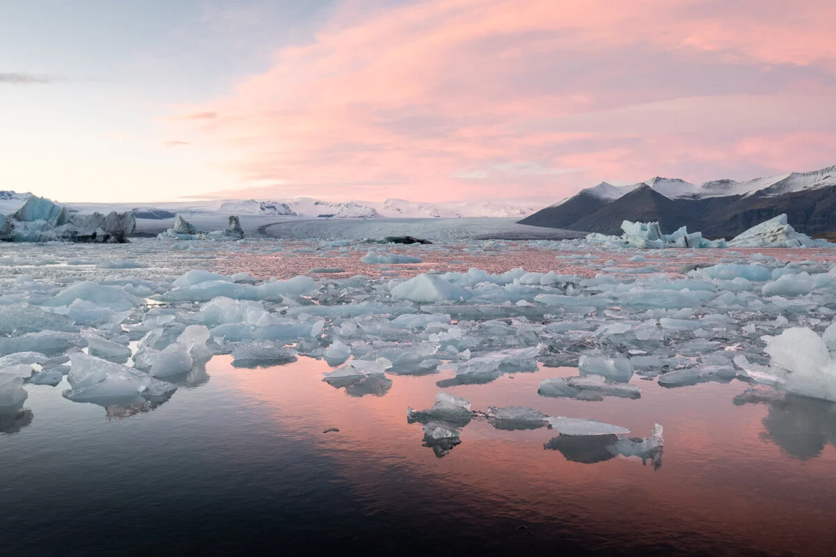des icebergs flottent dans une lagune glaciaire au crépuscule