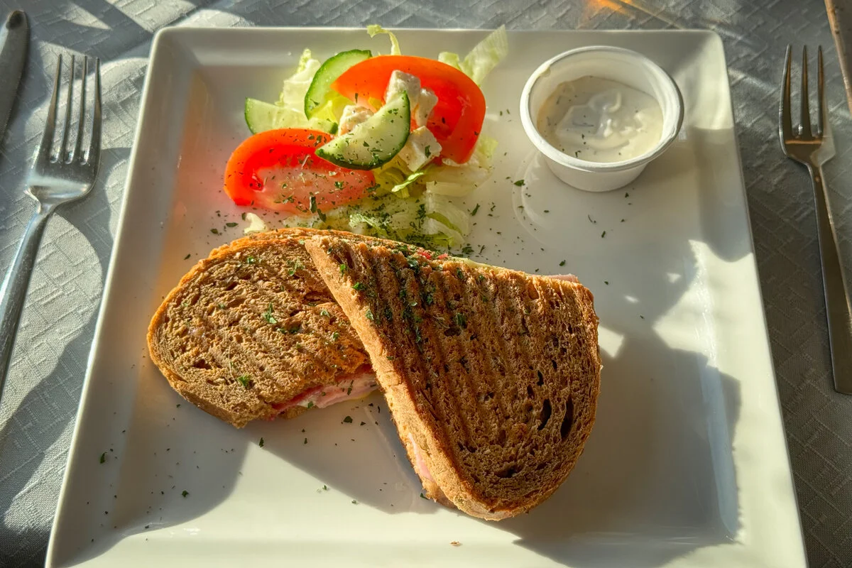 tranches de pain grillé avec garnitures sur une assiette
