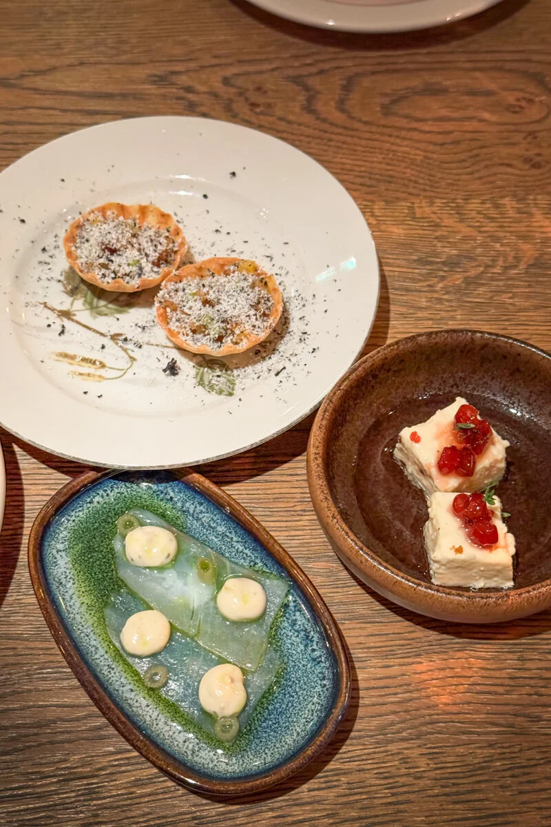 trois assiettes de restaurant avec des plats sophistiqués