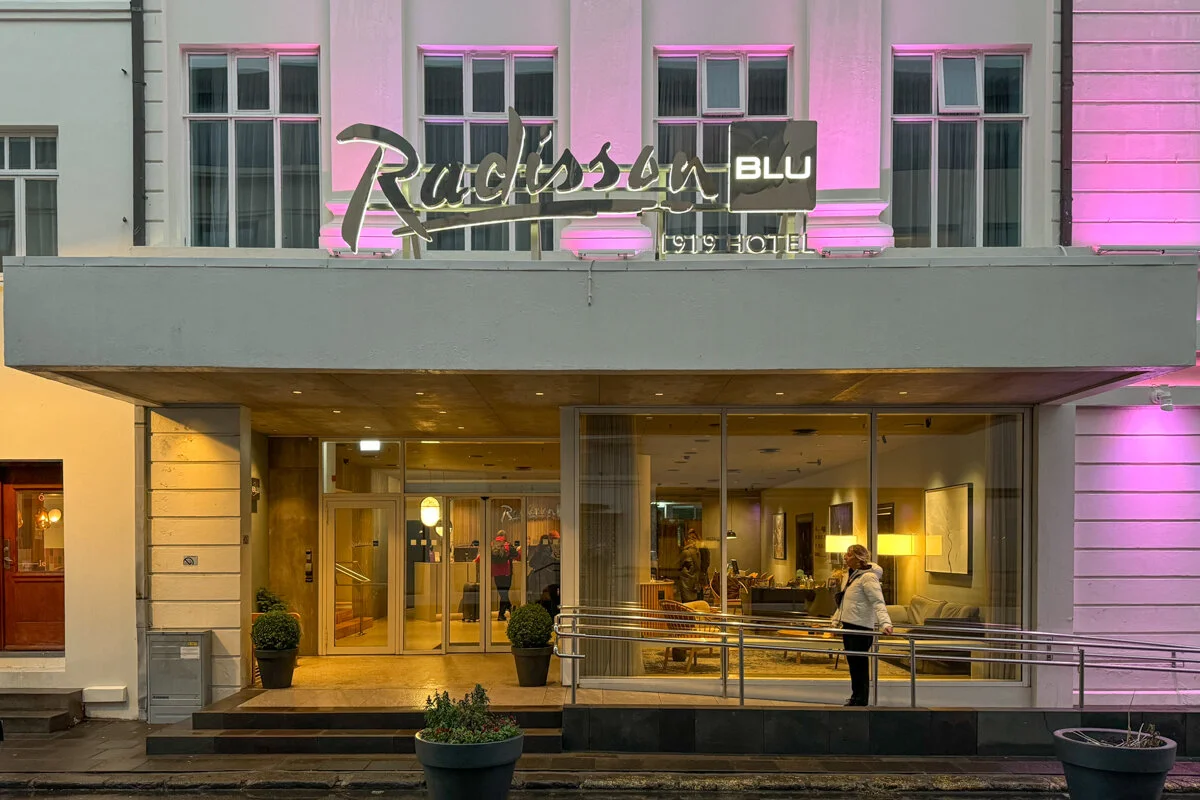 façade du Radisson Blu avec éclairage nocturne