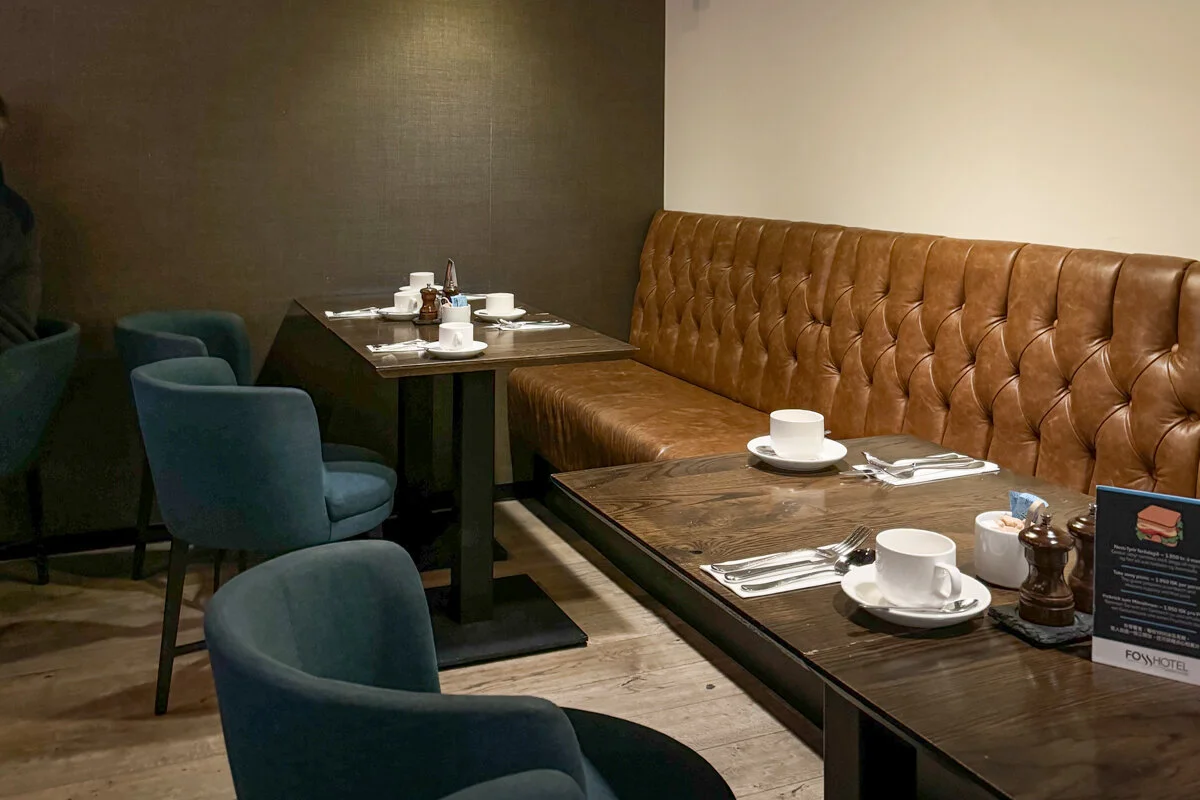 canapé et chaises dans une partie du restaurant du Fosshotel