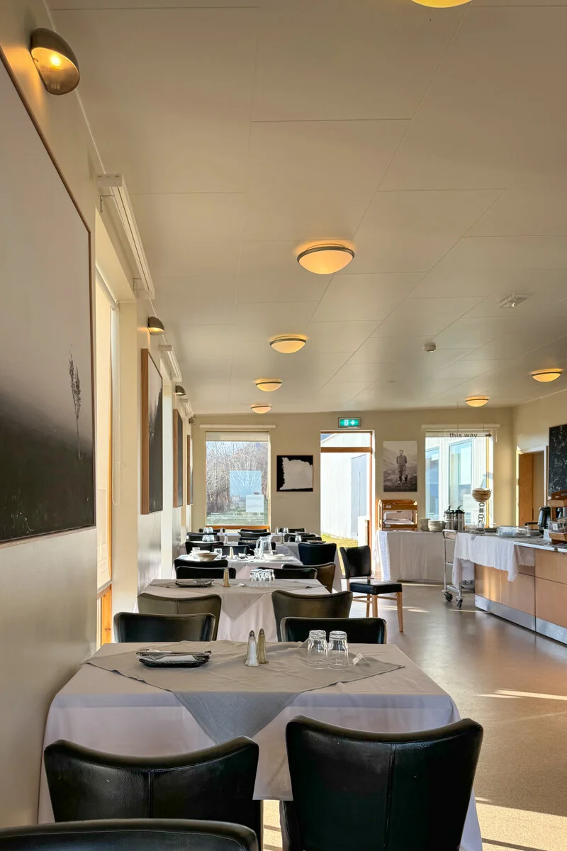 intérieur du restaurant Thorbergur avec des tables et des chaises