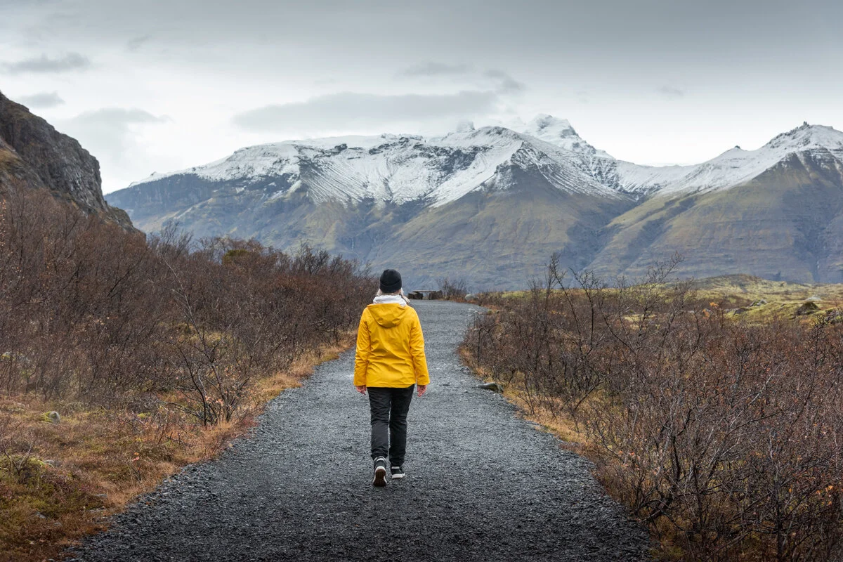 une personne sur un sentier de montagne