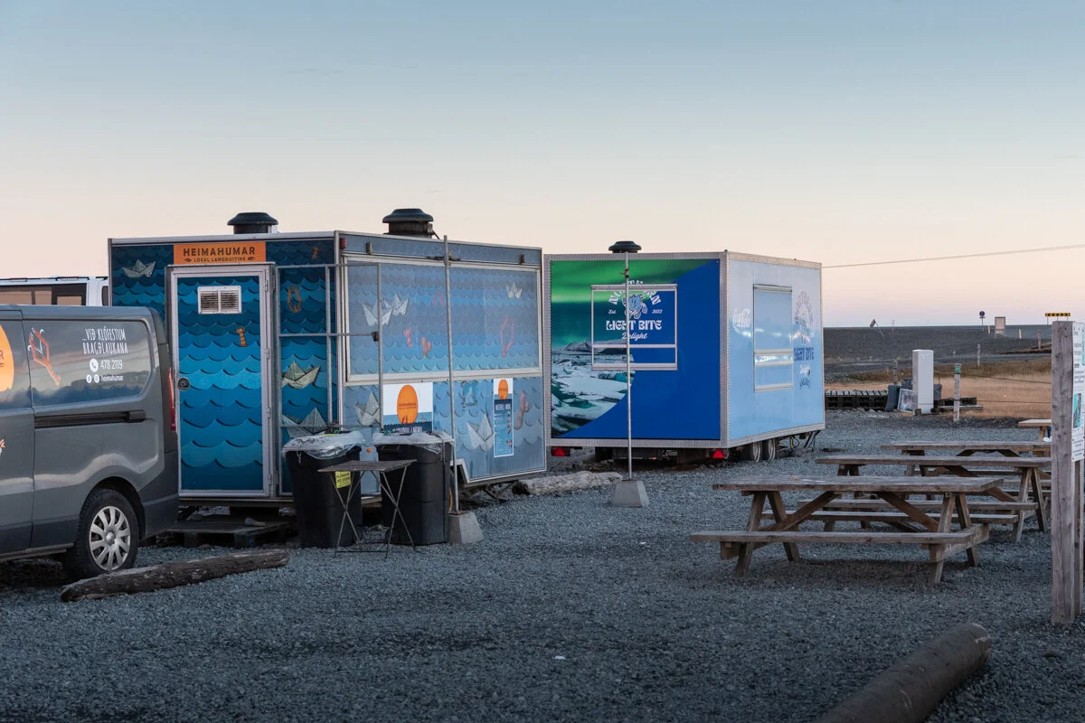 food trucks colorés stationnées sur un parking