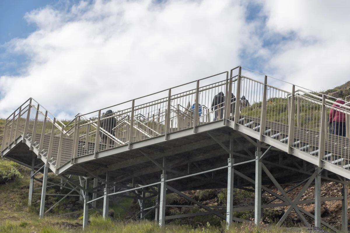 plateforme d'observation en métal avec escaliers et rambardes