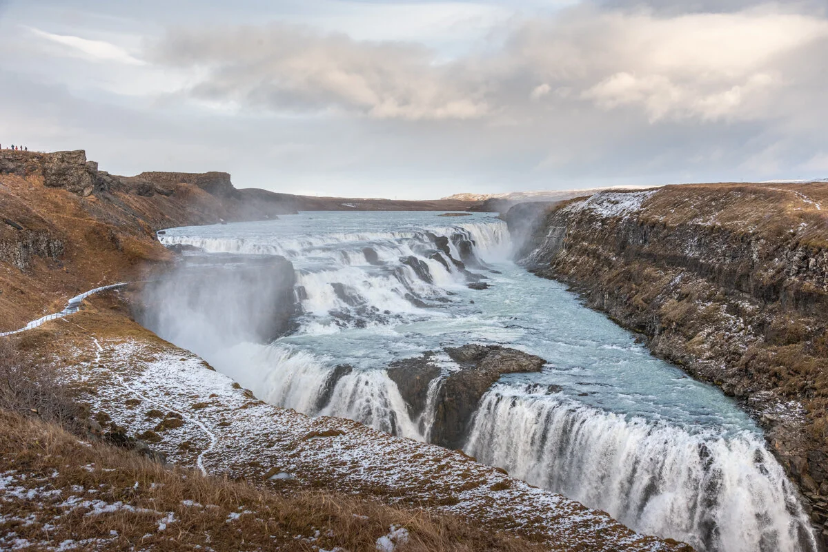 cascade d'eau gelée dans un paysage rocheux