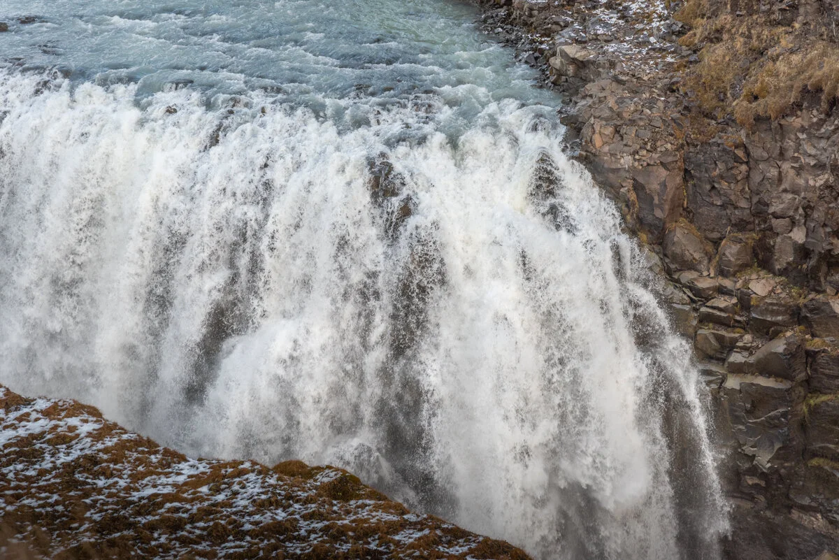 cascade d'eau blanche qui se déverse sur des roches