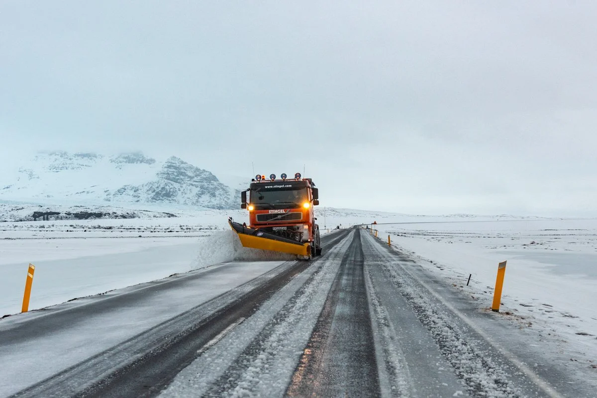 un camion chasse-neige sur une route enneigée