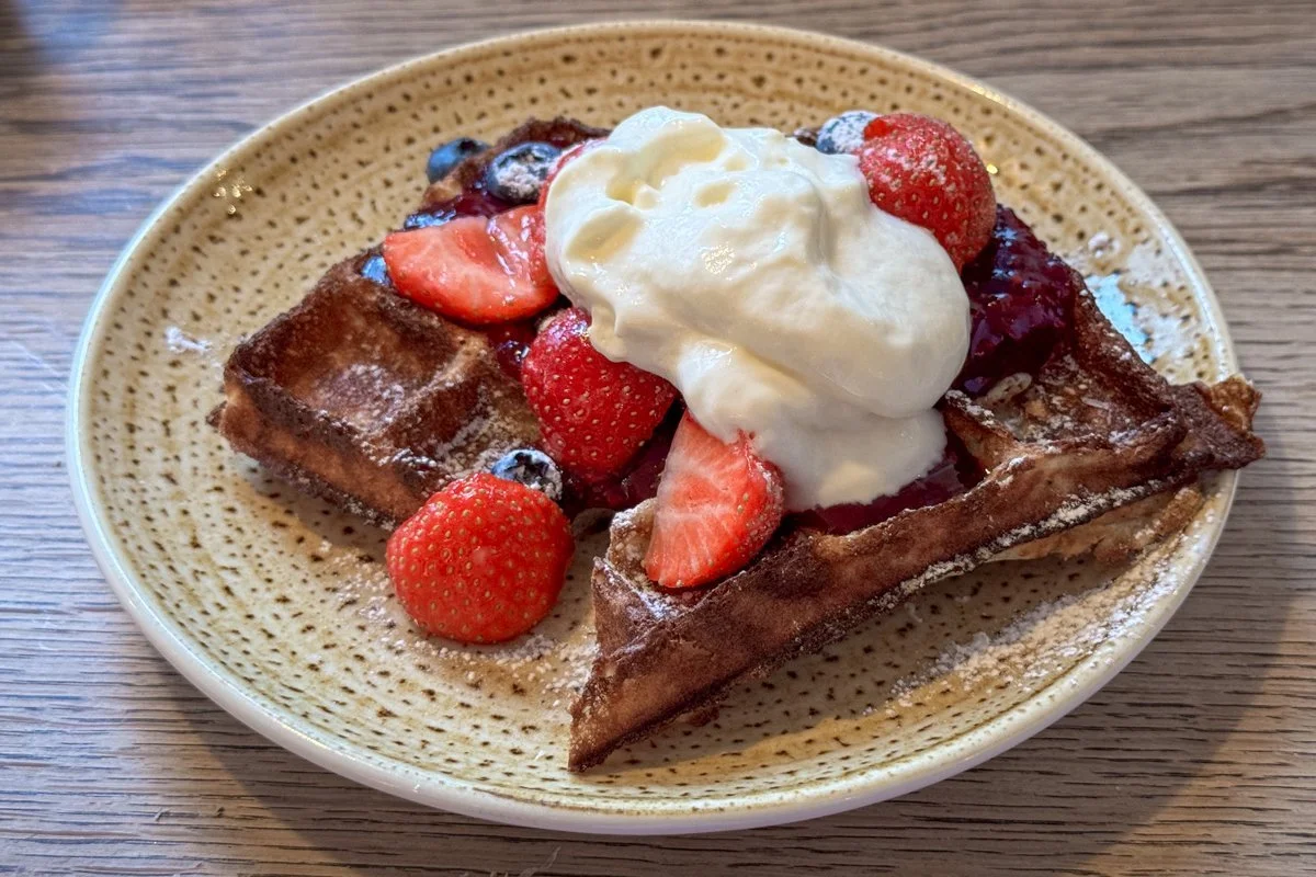 crêpe au chocolat garnie de fraises et de crème fouettée
