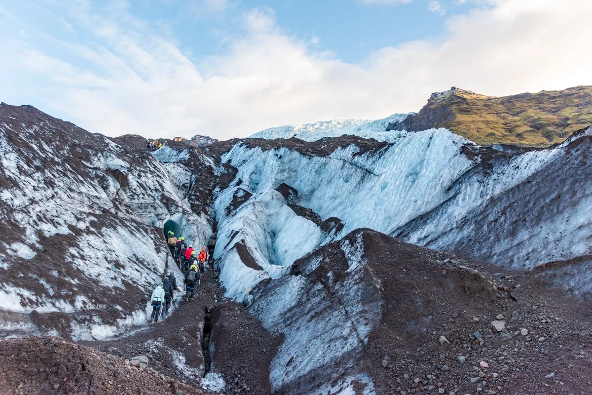 glacier entouré de montagnes rocheuses