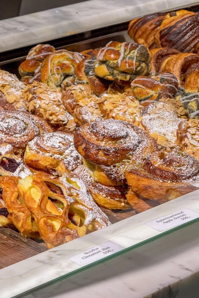 pâtisseries et viennoiseries saupoudrées de sucre
