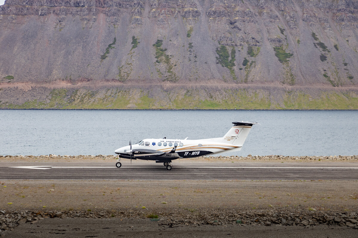 Avion sur la piste de l'aéroport d'Isafjordur