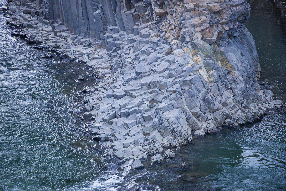 Basalte sur la rivière à Studlagil