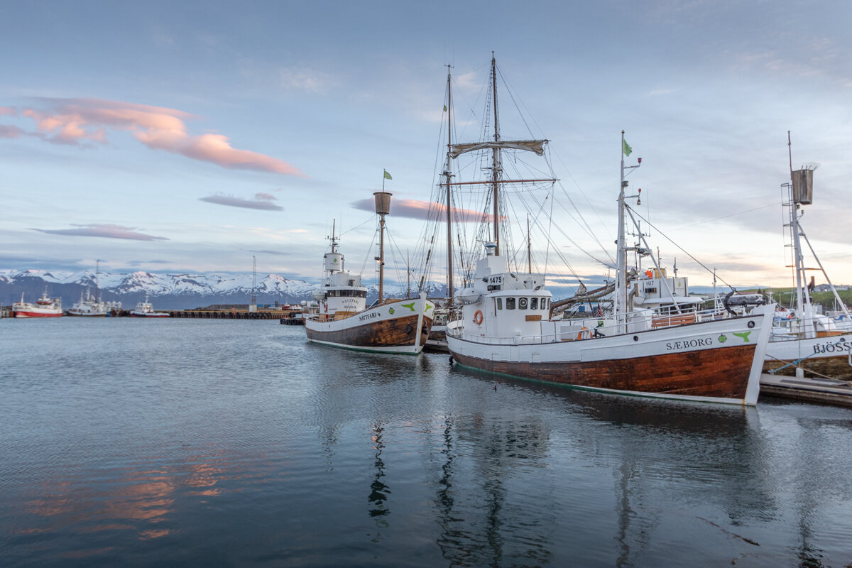 Bateaux dans le port d'Husavik au coucher de soleil