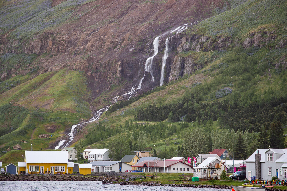 Paysage à Seydisfjordur avec une cascade