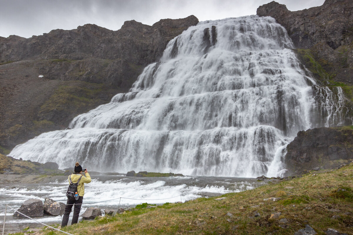 Un photographe devant Fjallfoss