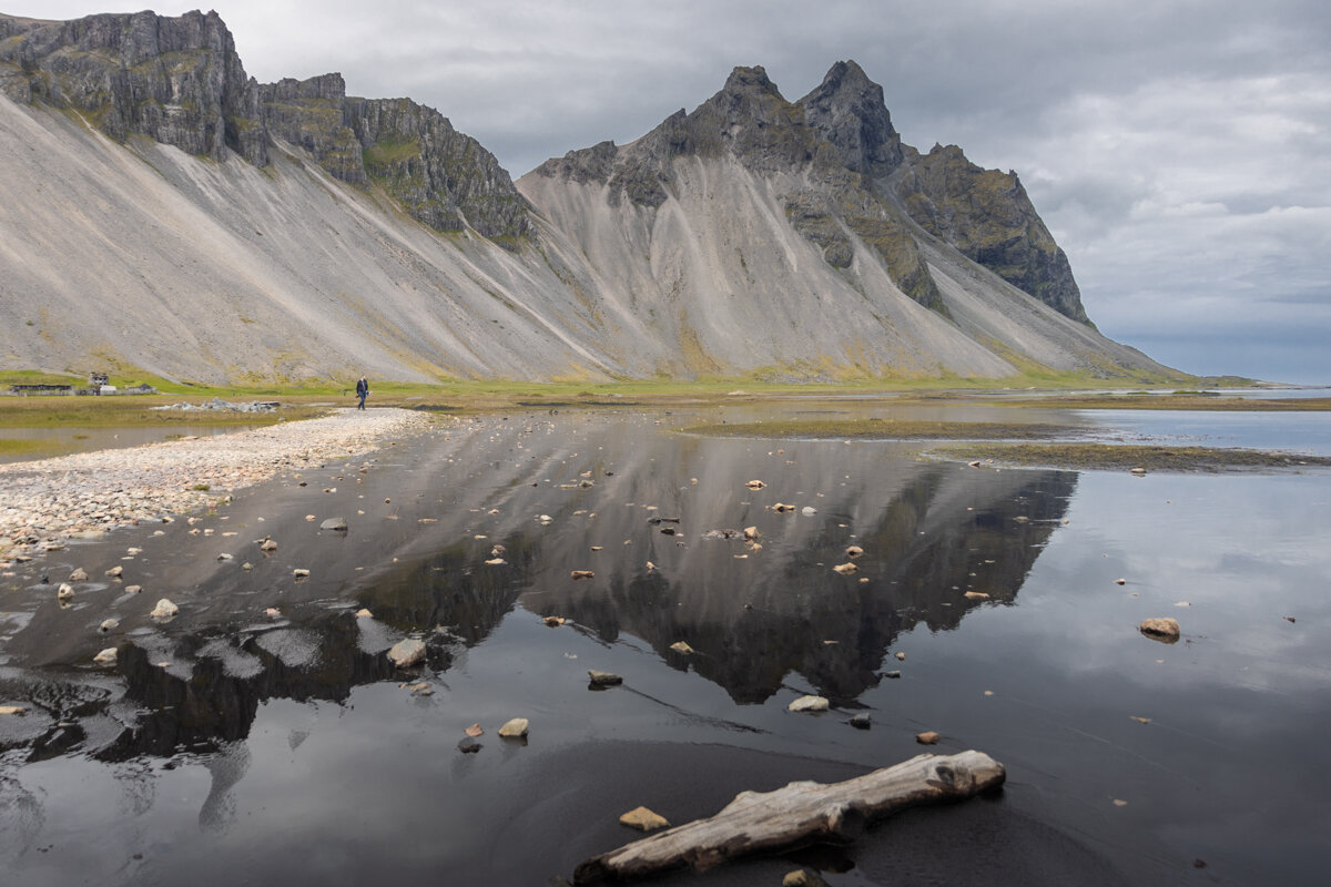 Reflet de Vestrahorn sur l'eau