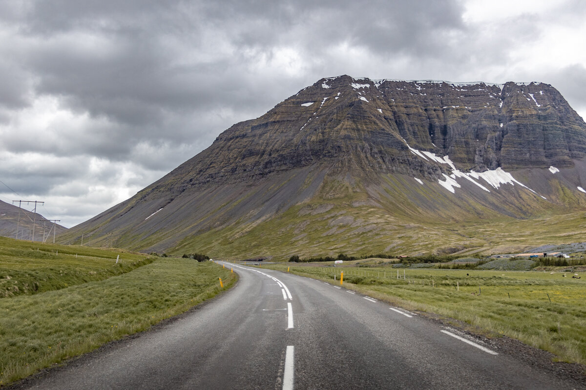 Route dans les fjords de l'ouest en Islande