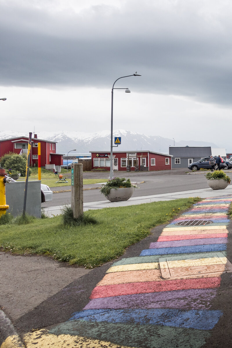 Rue aux couleurs arc en ciel dans Husavik