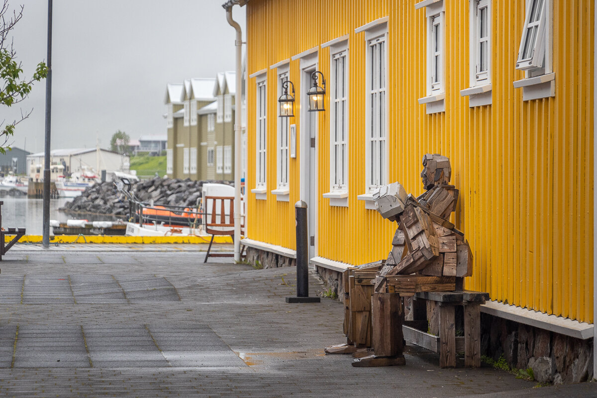 Statue de bois dans le port de Siglufjordur