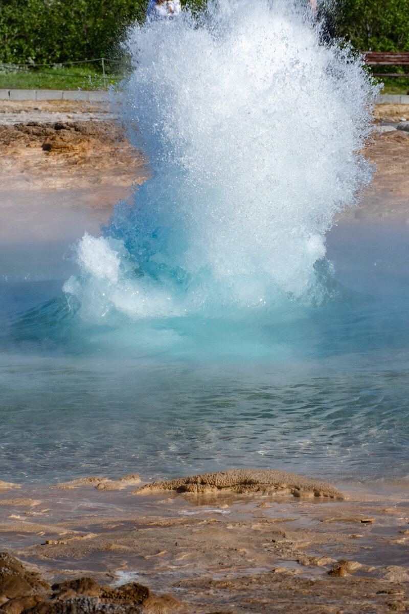 Le geyser de Strokkur dans le cercle d'or