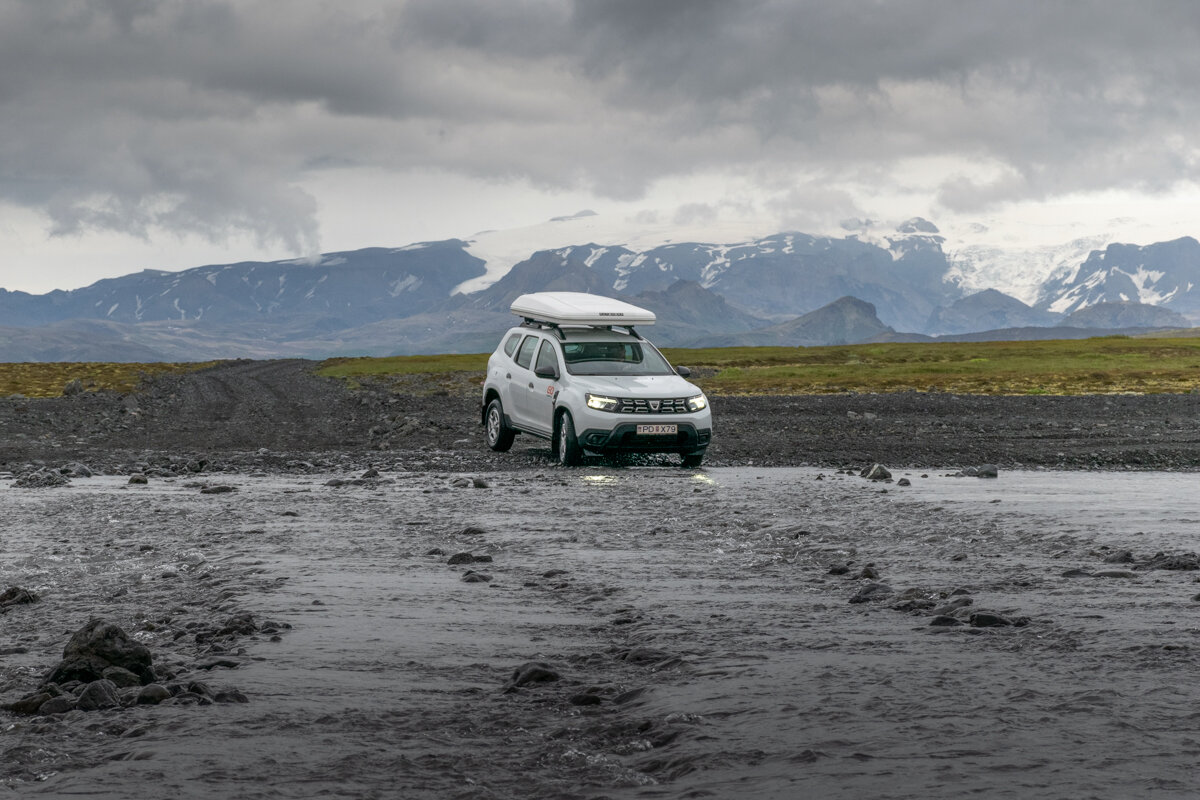 4x4 qui traverse un gué en Islande