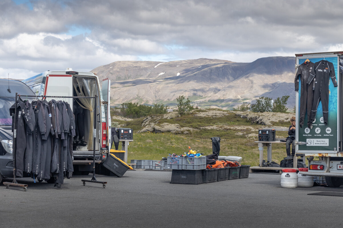 Camionnettes à Thingvellir pour le snorkeling et la plongée dans la faille de Silfra