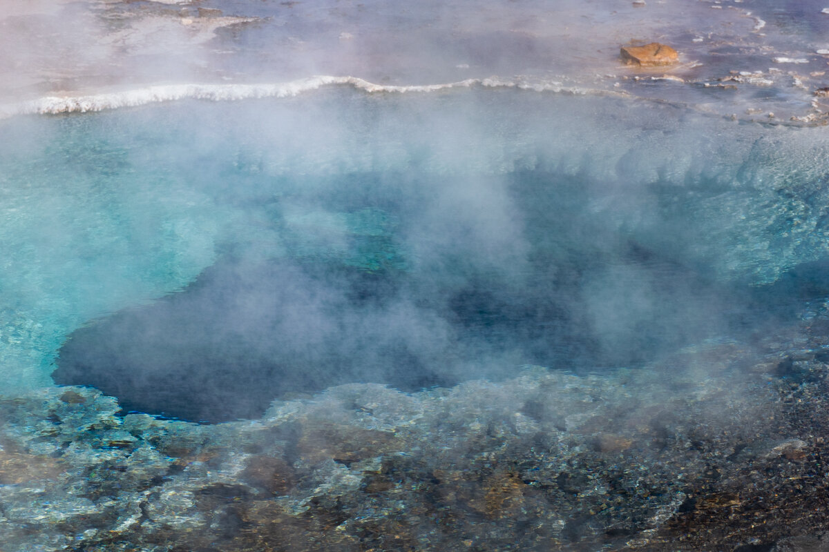 Eau bouillonnante à Geysir dans le cercle d'or