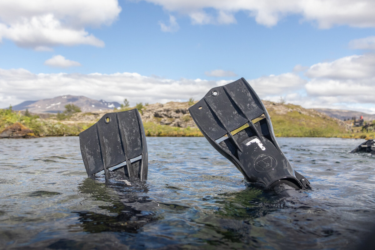 Palmes pour le snorkeling dans la faille de Silfra