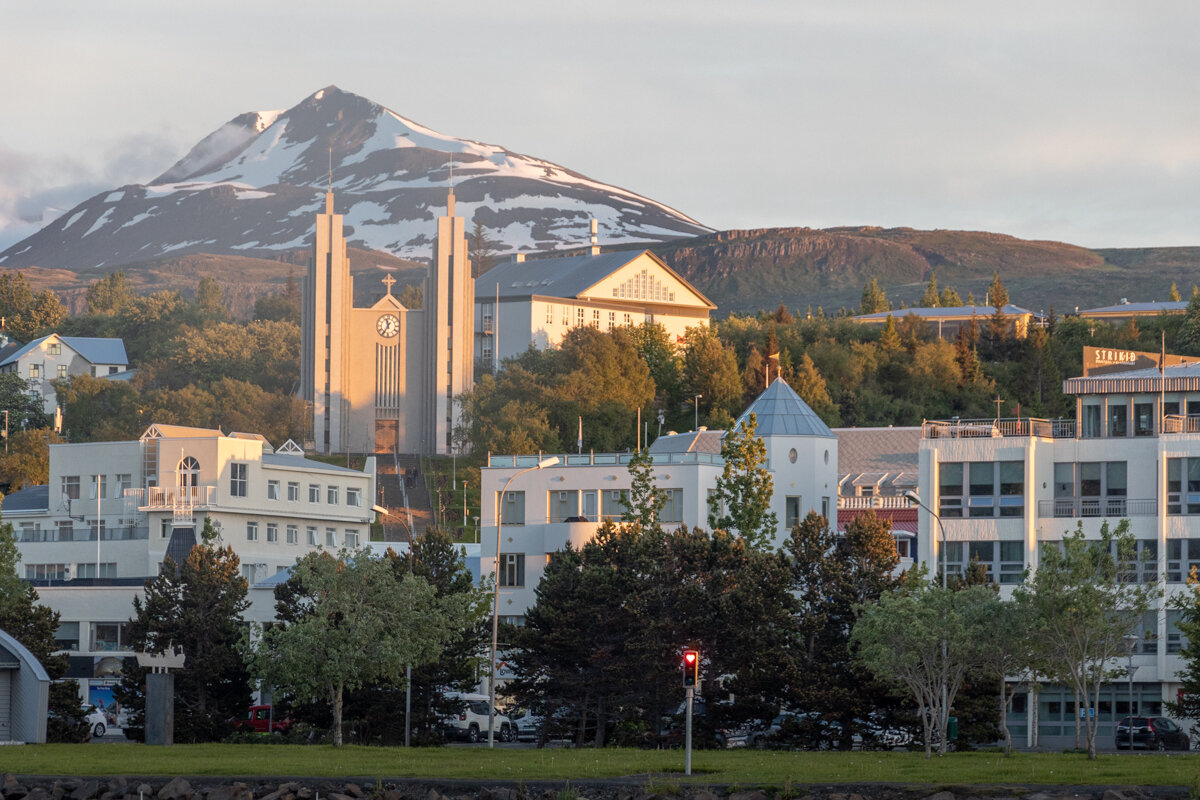 Akureyri devant la montagne