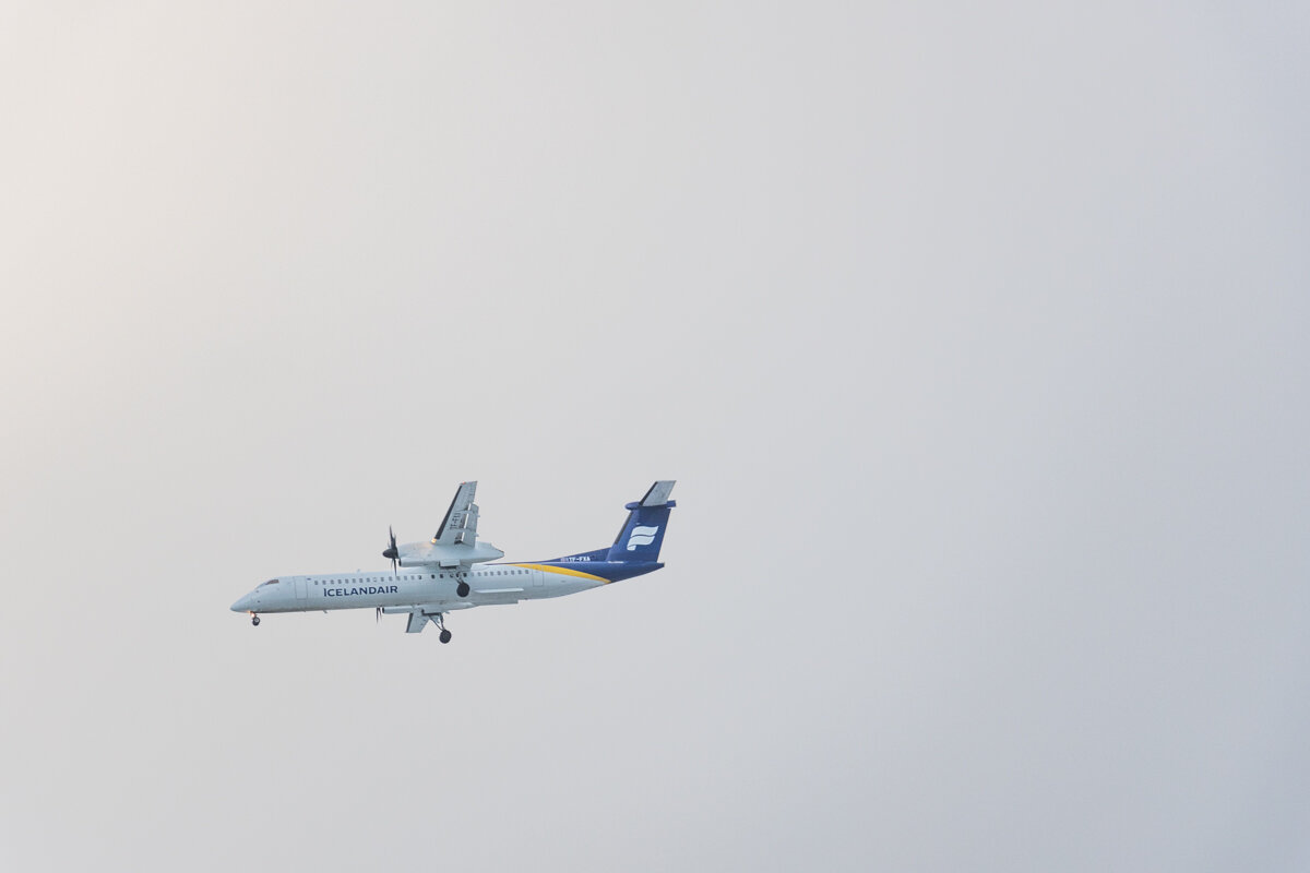 Avion de la compagnie Iceland Air dans le ciel