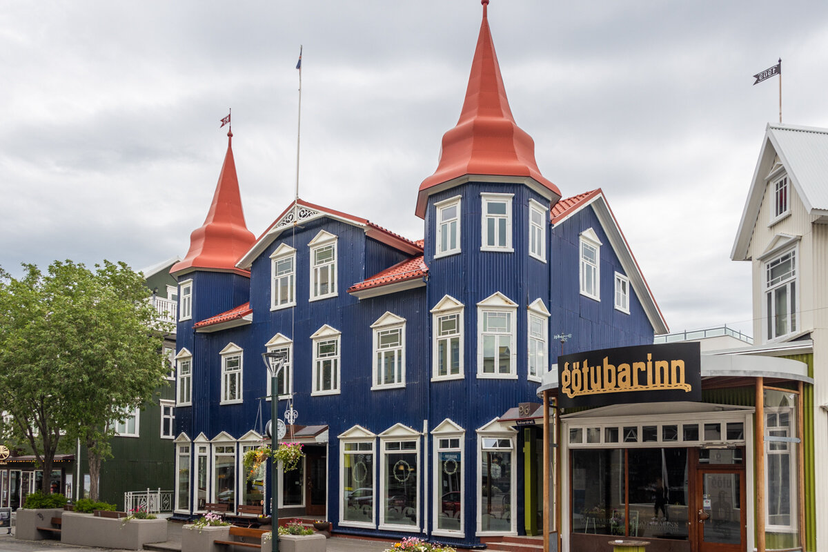 Bâtiment bleu et rouge dans la rue Hafnarstræti à Akureyri