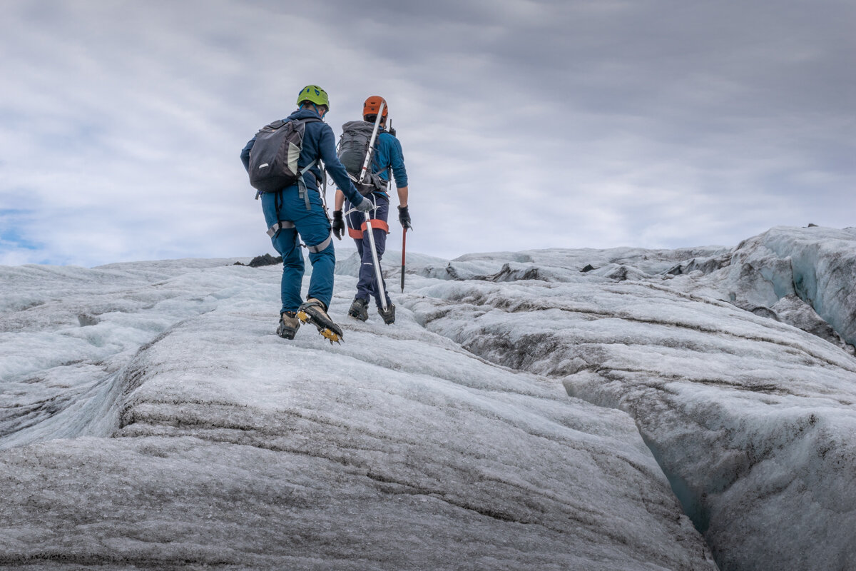 Marcheurs sur un glacier en Islande