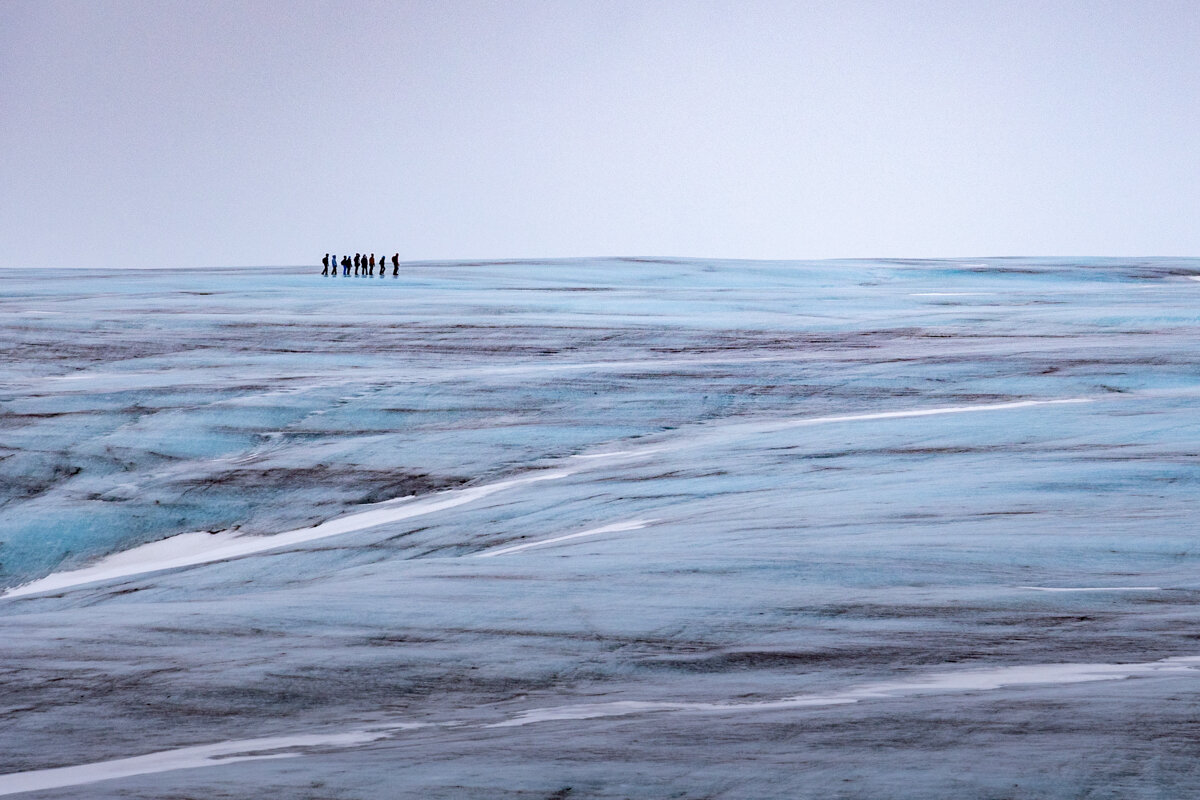 Marcheurs sur le glacier près de Jokulsarlon