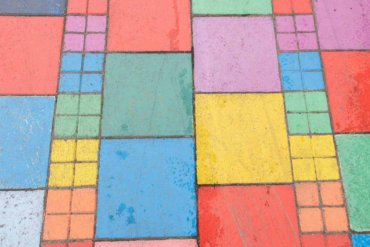 Mosaïque de couleurs au sol dans une rue d'Akureyri