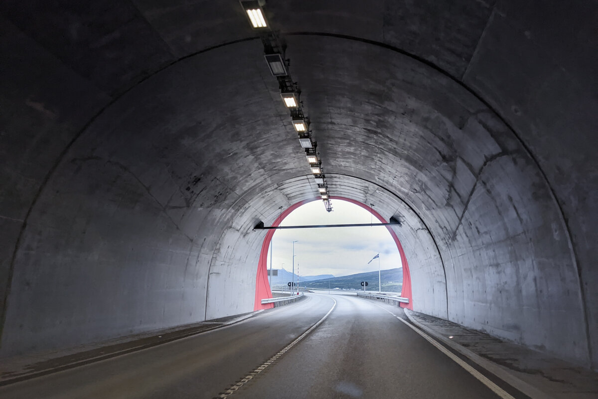 En sortie du tunnel à Akureyri en Islande