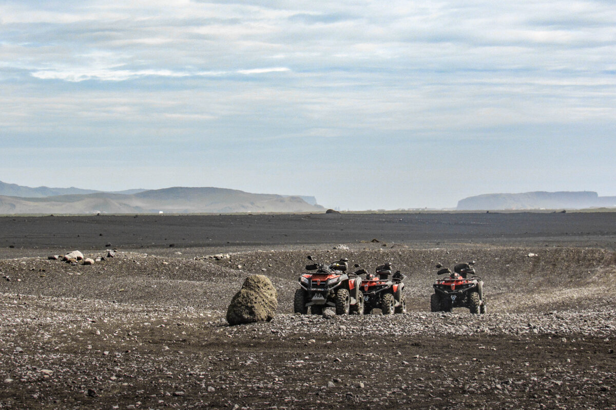 Quad sur la plage près de Vik