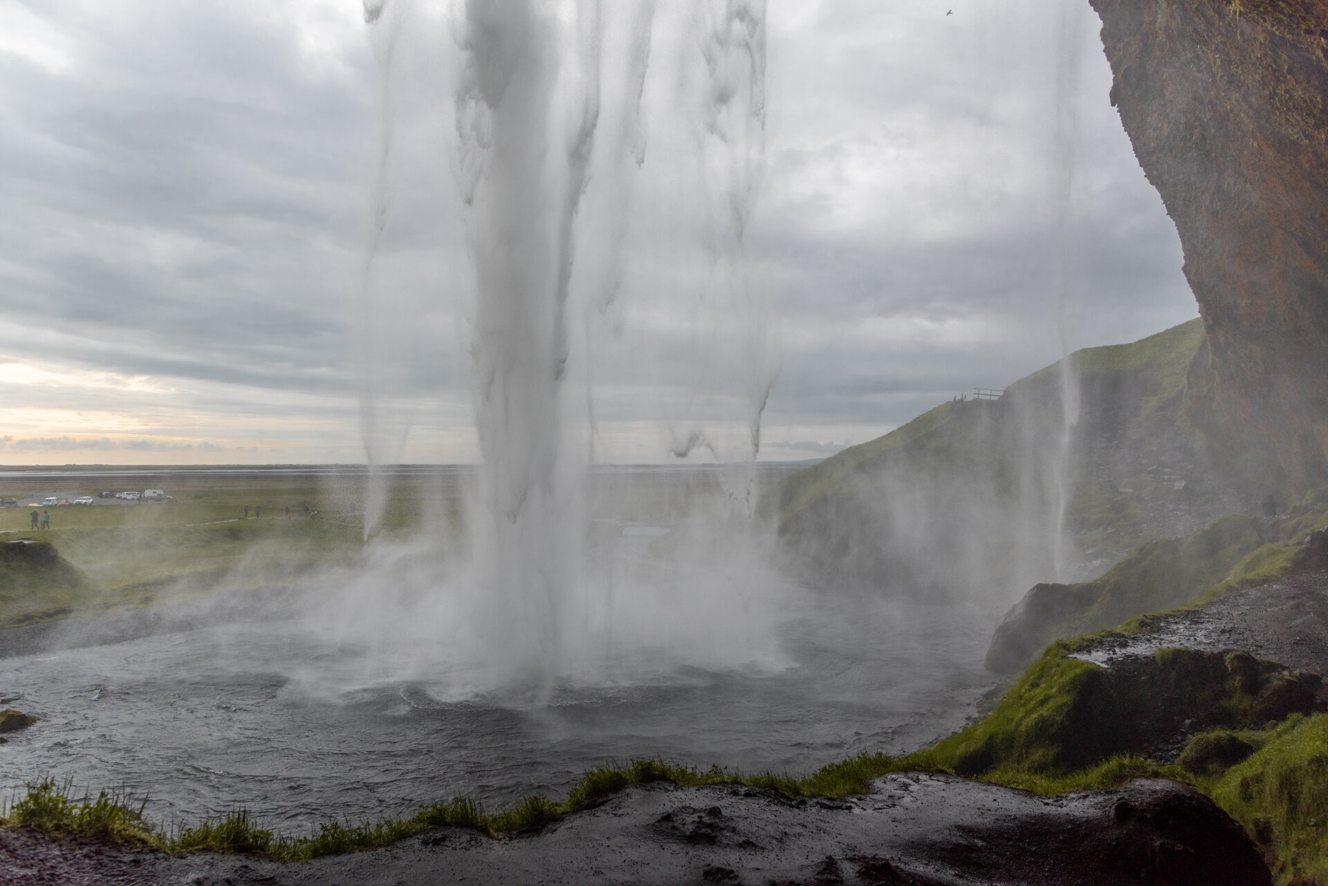 Derrière Seljalandsfoss en Islande