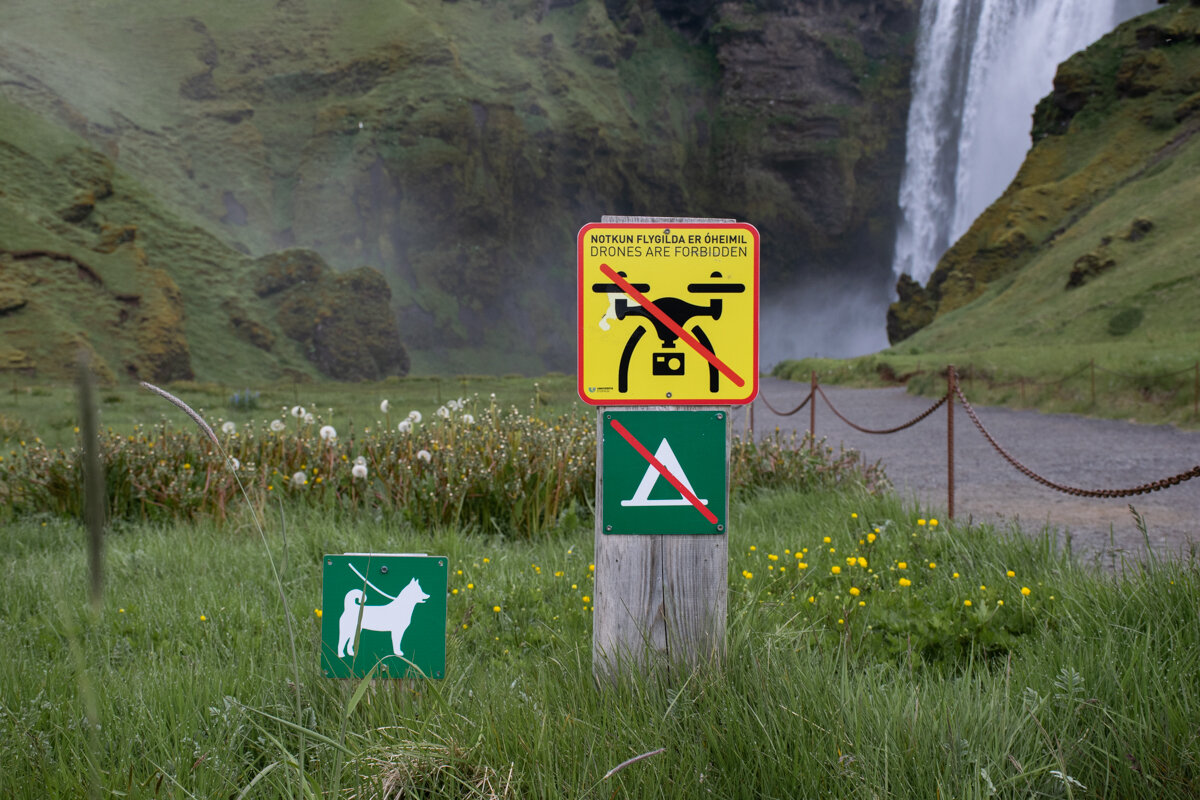 Interdiction au drone à Skogafoss