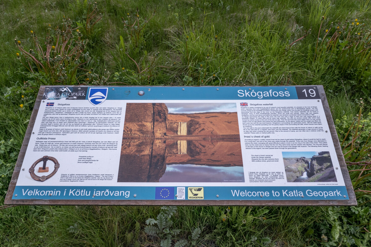 Panneau indicatif sur la cascade de Skogafoss