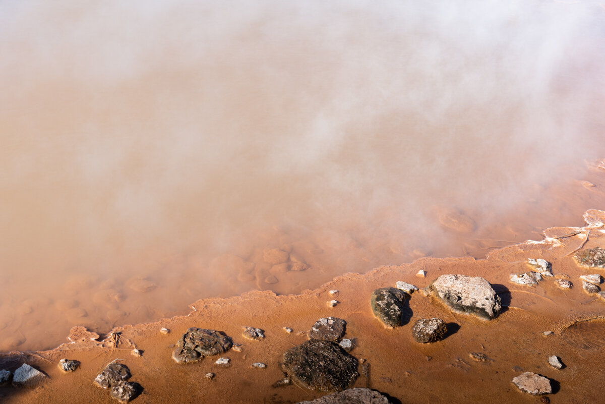 Emission de vapeur dans de la terre ocre à Geysir