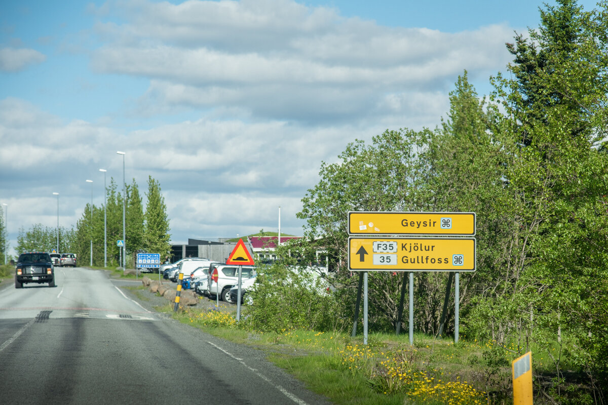 Panneau sur la route près de Geysir