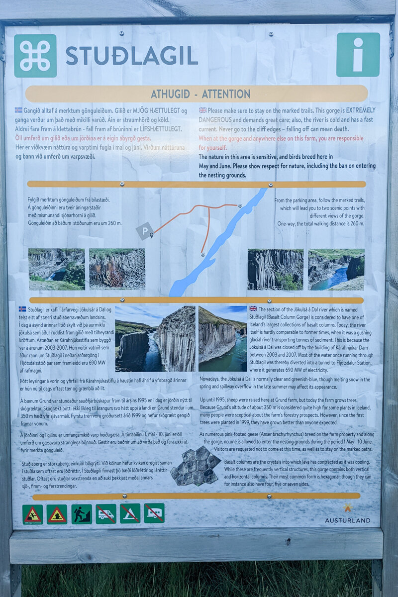 Panneau indicatif à Studlagil en Islande