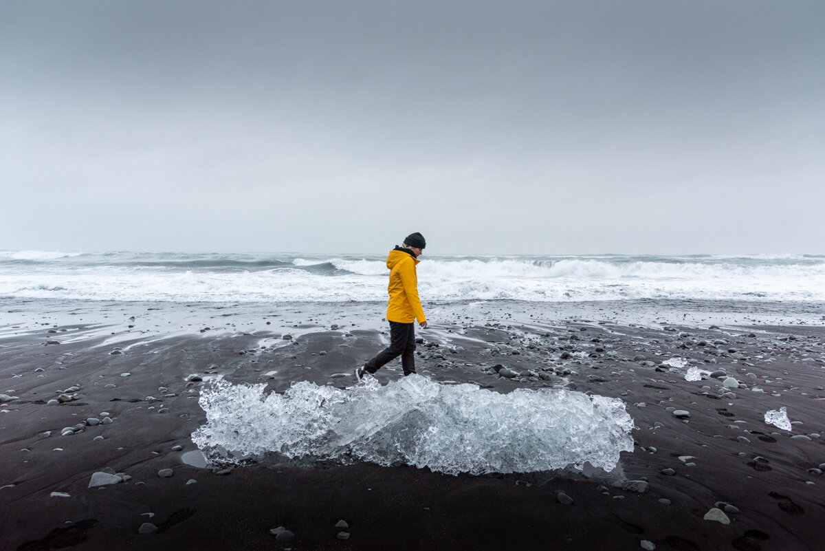 Gros bloc de glace sur la Diamond Beach près de Jokulsarlon