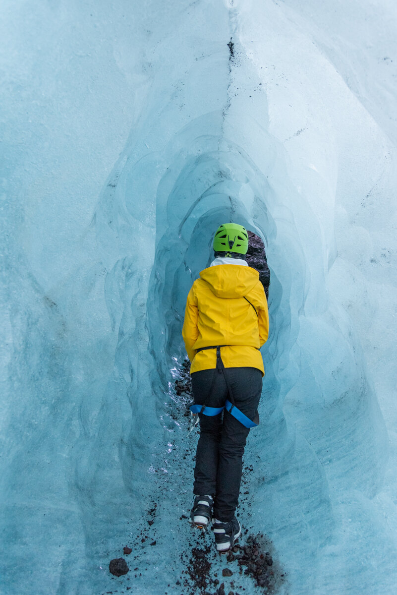 Marche à l'intérieur d'une grotte de glace